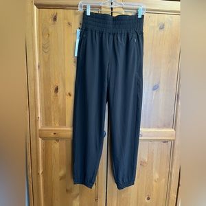 NEW Aritzia TnAction Move Boomerang black joggers Women's size S